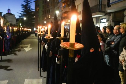 Un momento de la procesión del Encuentro de la Santísima Virgen con su Hijo en la calle de la Amargura en el Palacio de Santa Cruz.