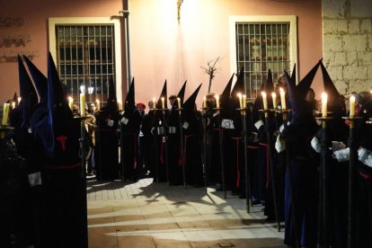 Un momento de la procesión del Encuentro de la Santísima Virgen con su Hijo en la calle de la Amargura en el Palacio de Santa Cruz.