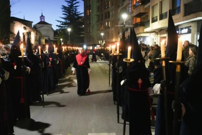 Un momento de la procesión del Encuentro de la Santísima Virgen con su Hijo en la calle de la Amargura en el Palacio de Santa Cruz.