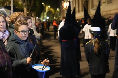 Un momento de la procesión del Encuentro de la Santísima Virgen con su Hijo en la calle de la Amargura en el Palacio de Santa Cruz.