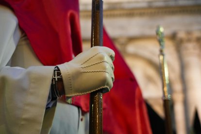 Un momento de la procesión del Encuentro de la Santísima Virgen con su Hijo en la calle de la Amargura en el Palacio de Santa Cruz.