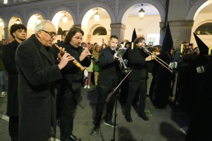 Un momento de la procesión del Encuentro de la Santísima Virgen con su Hijo en la calle de la Amargura en el Palacio de Santa Cruz.