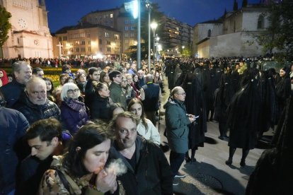 Un momento de la procesión del Encuentro de la Santísima Virgen con su Hijo en la calle de la Amargura en el Palacio de Santa Cruz.