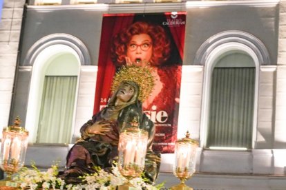 Un momento de la procesión del Encuentro de la Santísima Virgen con su Hijo en la calle de la Amargura en el Palacio de Santa Cruz.