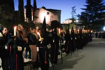 Un momento de la procesión del Encuentro de la Santísima Virgen con su Hijo en la calle de la Amargura en el Palacio de Santa Cruz.