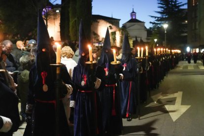 Un momento de la procesión del Encuentro de la Santísima Virgen con su Hijo en la calle de la Amargura en el Palacio de Santa Cruz.
