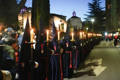 Un momento de la procesión del Encuentro de la Santísima Virgen con su Hijo en la calle de la Amargura en el Palacio de Santa Cruz.