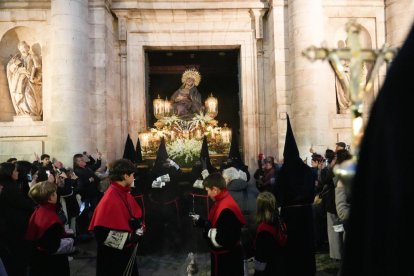 Un momento de la procesión del Encuentro de la Santísima Virgen con su Hijo en la calle de la Amargura en el Palacio de Santa Cruz.