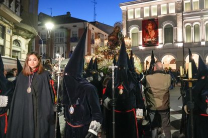 Un momento de la procesión del Encuentro de la Santísima Virgen con su Hijo en la calle de la Amargura en el Palacio de Santa Cruz.