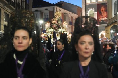 Un momento de la procesión del Encuentro de la Santísima Virgen con su Hijo en la calle de la Amargura en el Palacio de Santa Cruz.