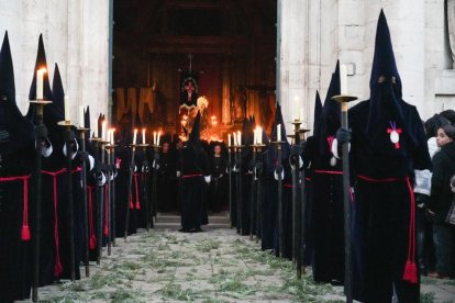 Un momento de la procesión del Encuentro de la Santísima Virgen con su Hijo en la calle de la Amargura en el Palacio de Santa Cruz.