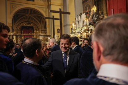 Un momento de la procesión del Encuentro de la Santísima Virgen con su Hijo en la calle de la Amargura en el Palacio de Santa Cruz.