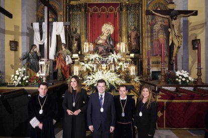 Un momento de la procesión del Encuentro de la Santísima Virgen con su Hijo en la calle de la Amargura en el Palacio de Santa Cruz.