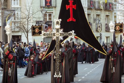 Nazarenos durante una procesión reflejan la organización y estructura propia de las cofradías en Semana Santa