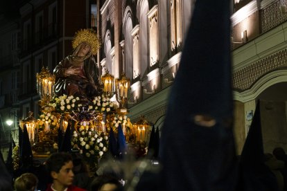 La Virgen de las Angustias recorre Valladolid en una procesión nocturna, rodeada de luz y flores, en una de las escenas más solemnes de su Semana Santa