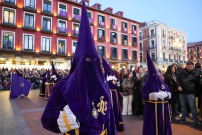 Un momento del Viacrucis procesional en el Miércoles Santo de la capital vallisoletana.