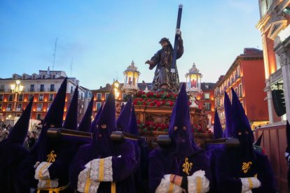 Un momento del Viacrucis procesional en el Miércoles Santo de la capital vallisoletana.