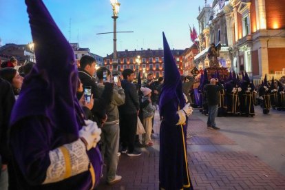 Un momento del Viacrucis procesional en el Miércoles Santo de la capital vallisoletana.