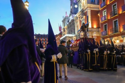 Un momento del Viacrucis procesional en el Miércoles Santo de la capital vallisoletana.