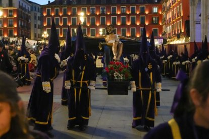 Un momento del Viacrucis procesional en el Miércoles Santo de la capital vallisoletana.