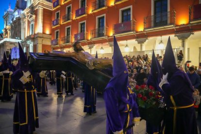 Un momento del Viacrucis procesional en el Miércoles Santo de la capital vallisoletana.