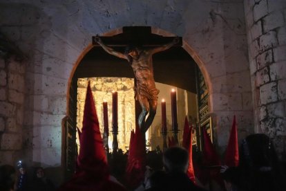 El Cristo de las Mercedes procesiona en el Miércoles Santo Vallisoletano.
