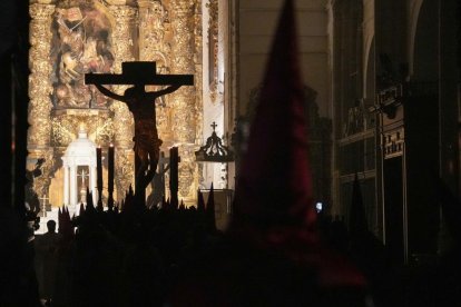 El Cristo de las Mercedes procesiona en el Miércoles Santo Vallisoletano.