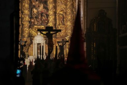 El Cristo de las Mercedes procesiona en el Miércoles Santo Vallisoletano.