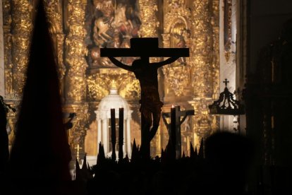 El Cristo de las Mercedes procesiona en el Miércoles Santo Vallisoletano.