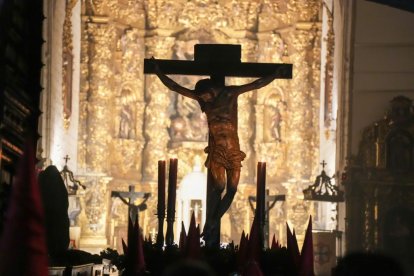 El Cristo de las Mercedes procesiona en el Miércoles Santo Vallisoletano.