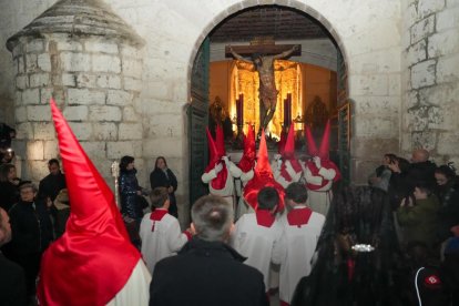 El Cristo de las Mercedes procesiona en el Miércoles Santo Vallisoletano.