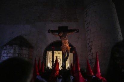 El Cristo de las Mercedes procesiona en el Miércoles Santo Vallisoletano.