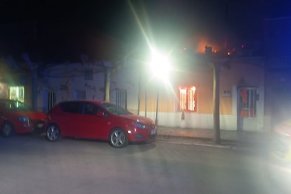 Momento del incendio en el interior de la vivienda de la víctima en Tudela de Duero