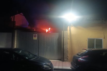 Momento del incendio en el interior de la vivienda de la víctima en Tudela de Duero