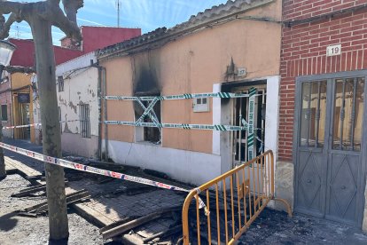 Daños en la vivienda que ardió en Tudela de Duero con un hombre en su interior