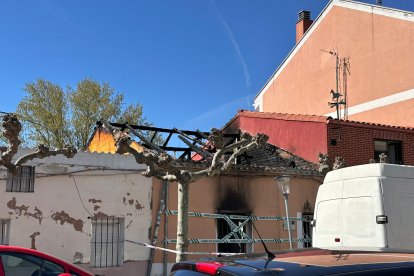 Techo desprendido por el incendio de la casa en Tudela de Duero en el que murió un hombre