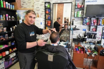Ahmed Madhrane, trabajador de la peluquería Tarik, en el número 1