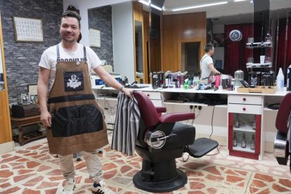 Alejandro Parra, dueño de la peluquería Vidal, en el número 11