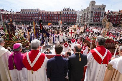 Procesión de Jesús Resucitado con La Virgen de La Alegría.