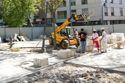 Operarios durante el montaje de los arcos de La Merced Calzada en la plaza San Juan de Valladolid.