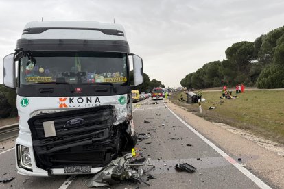 El camión, con el coche volcado al fondo.