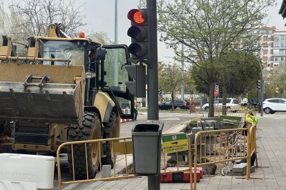 Obras para eliminar la zona verde y construir una zona de aparcamiento