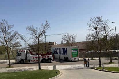 El camión bloquea la entrada al párking tras quedar atrapado.