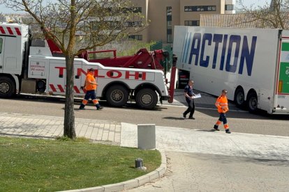 El camión bloquea la entrada al párking tras quedar atrapado.