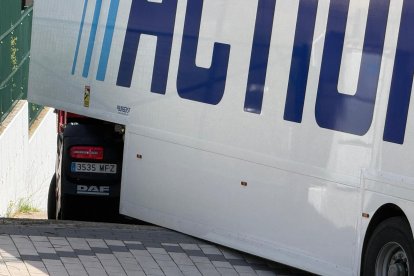 El camión bloquea la entrada al párking tras quedar atrapado.