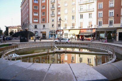 La Fuente de Plaza Madrid sin agua.