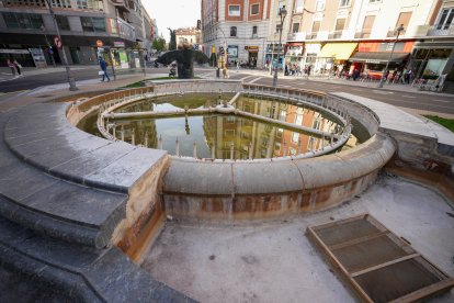 La Fuente de Plaza Madrid sin agua.