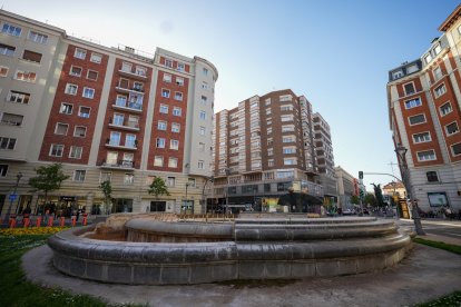 La Fuente de Plaza Madrid sin agua.
