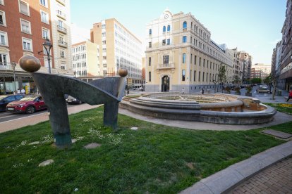 La Fuente de Plaza Madrid sin agua.
