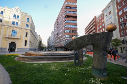 La Fuente de Plaza Madrid sin agua.